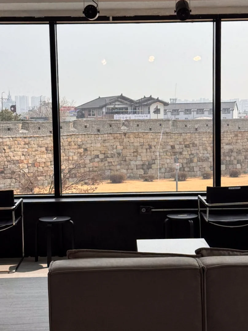 水原華城の城郭を一望する開放的なフロントウィンドウとモダンなインテリア - 水原（スウォン）の城郭を借景に。モダンな空間と絶品スイーツが奏でる「Sole Street（ソルストリート）」の誘惑 ✨