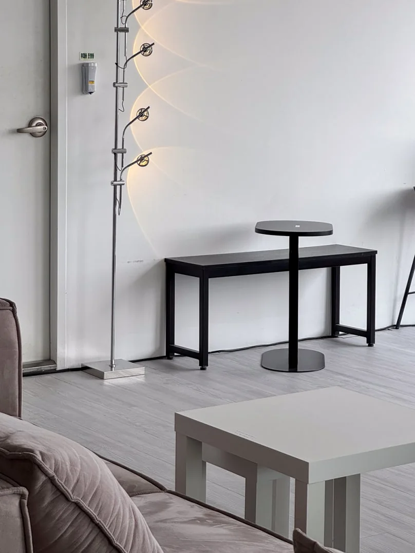 センス溢れるフロアランプとミニマルな家具が調和する美しい空間 - 水原（スウォン）の城郭を借景に。モダンな空間と絶品スイーツが奏でる「Sole Street（ソルストリート）」の誘惑 ✨