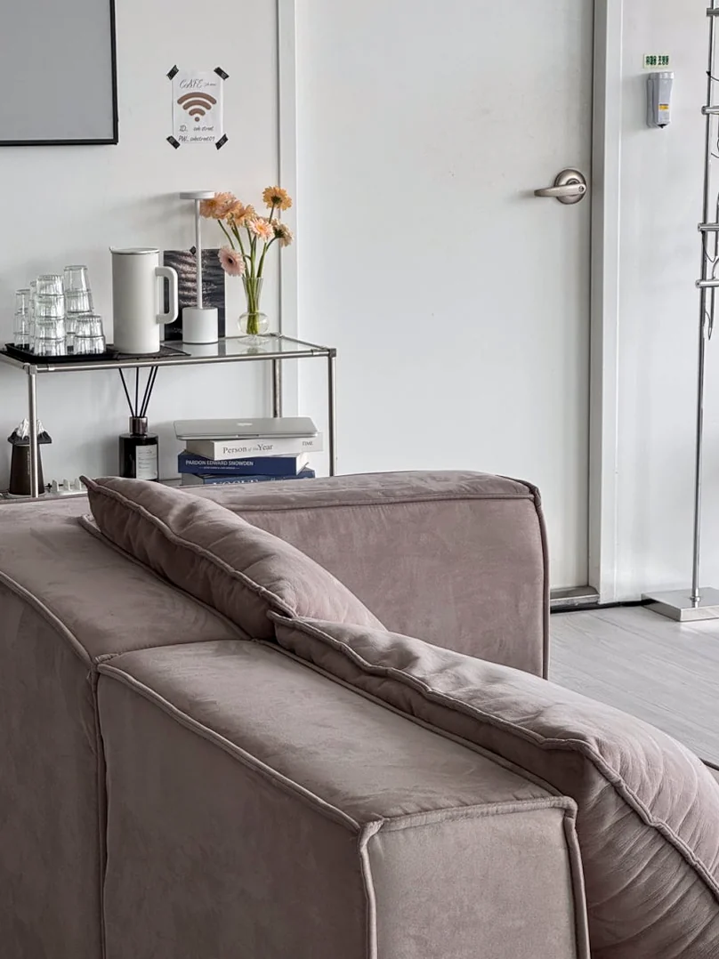 機能美を感じさせるウォーターステーションとスタッフエリアのディテール - 水原（スウォン）の城郭を借景に。モダンな空間と絶品スイーツが奏でる「Sole Street（ソルストリート）」の誘惑 ✨