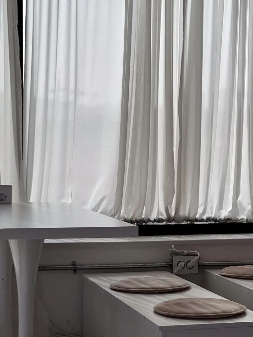 ホワイトカーテンから柔らかな光が差し込む、ミニマルな和みスペース - 水原（スウォン）の城郭を借景に。モダンな空間と絶品スイーツが奏でる「Sole Street（ソルストリート）」の誘惑 ✨