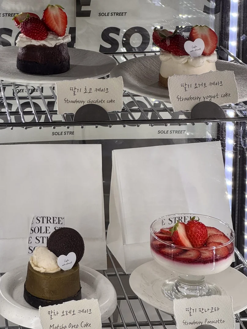 旬のイチゴを贅沢に使ったケーキやデザートが並ぶショーケース - 水原（スウォン）の城郭を借景に。モダンな空間と絶品スイーツが奏でる「Sole Street（ソルストリート）」の誘惑 ✨