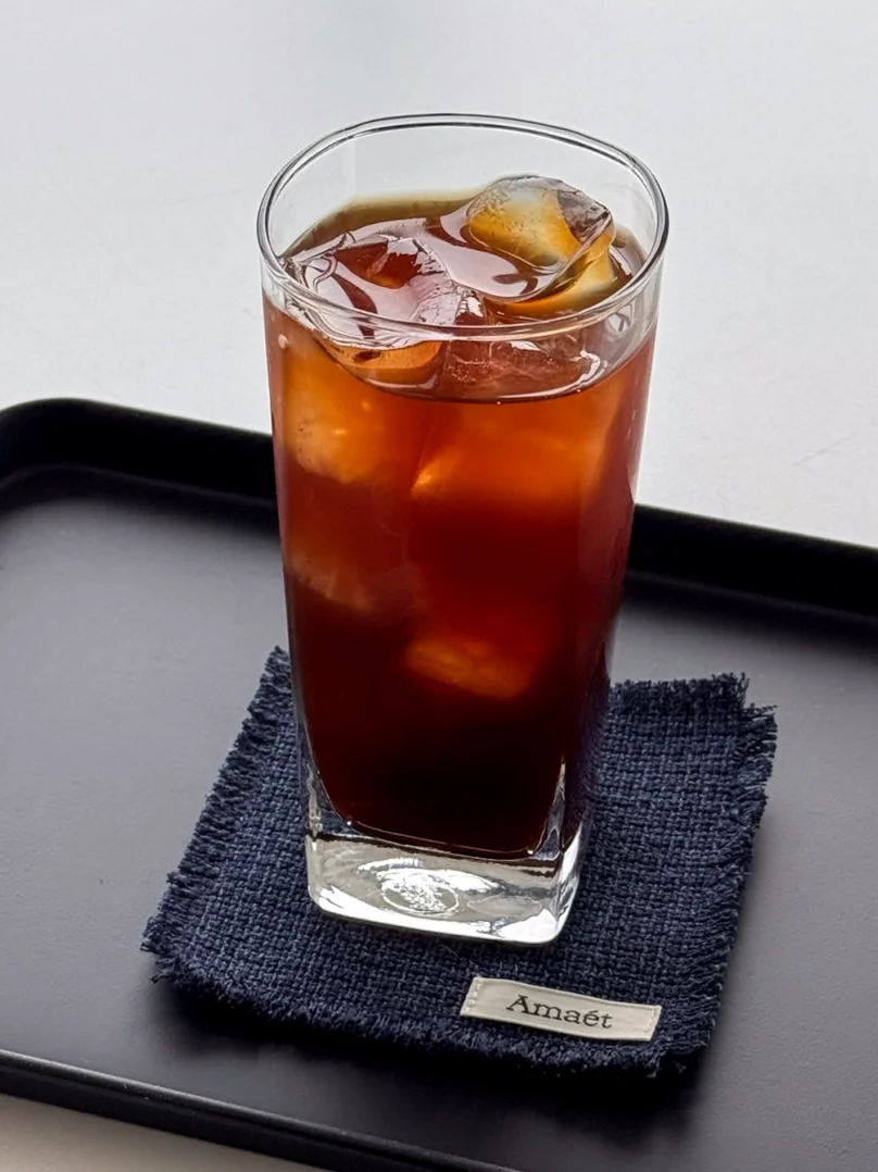 シンプルなトレーに供された、清涼感あふれるアイスアメニカーノ - 水原（スウォン）の城郭を借景に。モダンな空間と絶品スイーツが奏でる「Sole Street（ソルストリート）」の誘惑 ✨