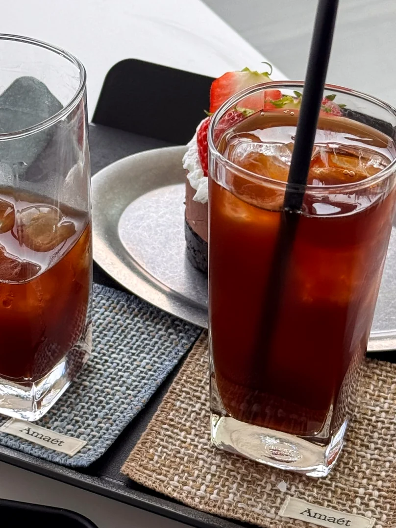 ドリンクとケーキが調和した、静謐なティータイムのセッティング - 水原（スウォン）の城郭を借景に。モダンな空間と絶品スイーツが奏でる「Sole Street（ソルストリート）」の誘惑 ✨