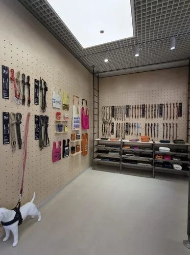 Interior of Topologie store with a white dog statue and various straps displayed on a pegboard wall - ソウルの森に誕生した Topologie 韓国初フラッグシップ：2026 SS ‘The Starbound’ の世界 🧭