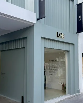 LOE 간판과 현수막이 부착된 매장 건물 외관 - Beyond Scent: A Deep Dive into LOE Seongsu Flagship Store’s Vegan Fragrance Journey