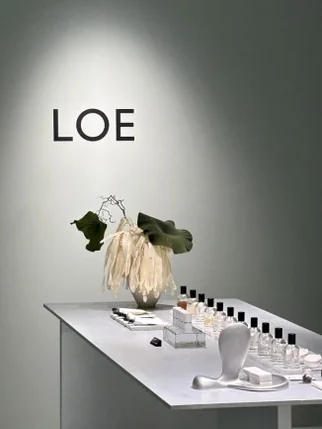 LOE 로고가 벽에 있는 매장 내부 향수 디스플레이 테이블 - Beyond Scent: A Deep Dive into LOE Seongsu Flagship Store’s Vegan Fragrance Journey