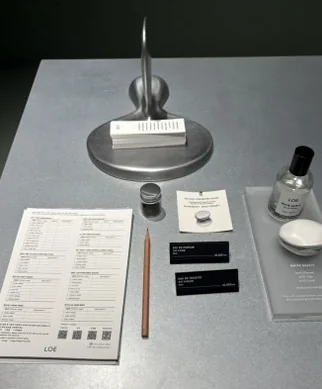 향수병, 시향지, 연필, 금속 오브제가 놓인 디스플레이 테이블 - Beyond Scent: A Deep Dive into LOE Seongsu Flagship Store’s Vegan Fragrance Journey
