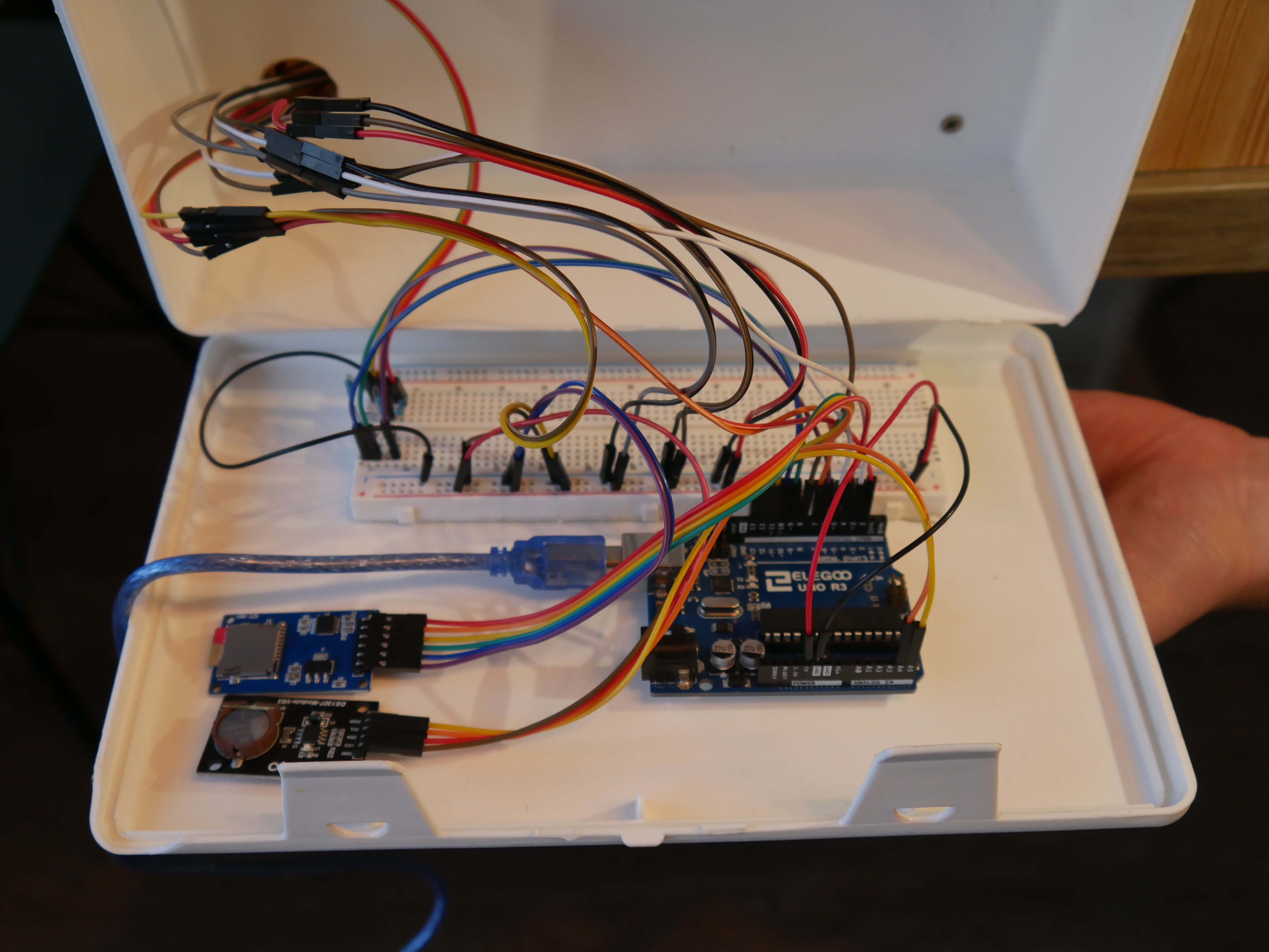 มุมมองภายนอกของกล่องอิเล็กทรอนิกส์พร้อม LED