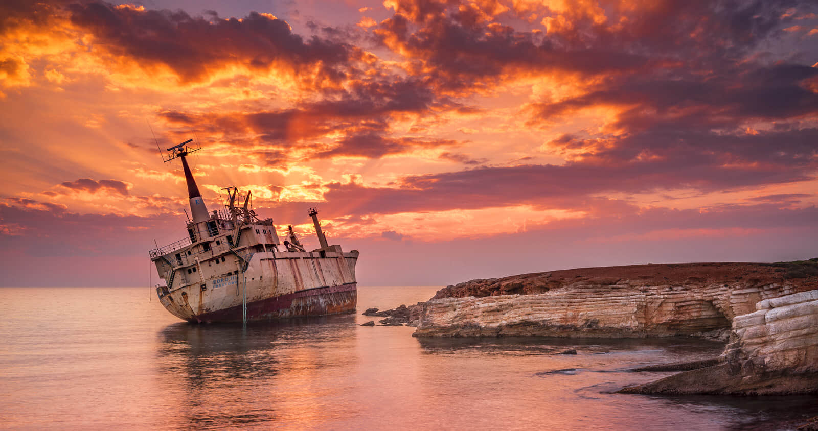 塞浦路斯海边的沉船高清壁纸