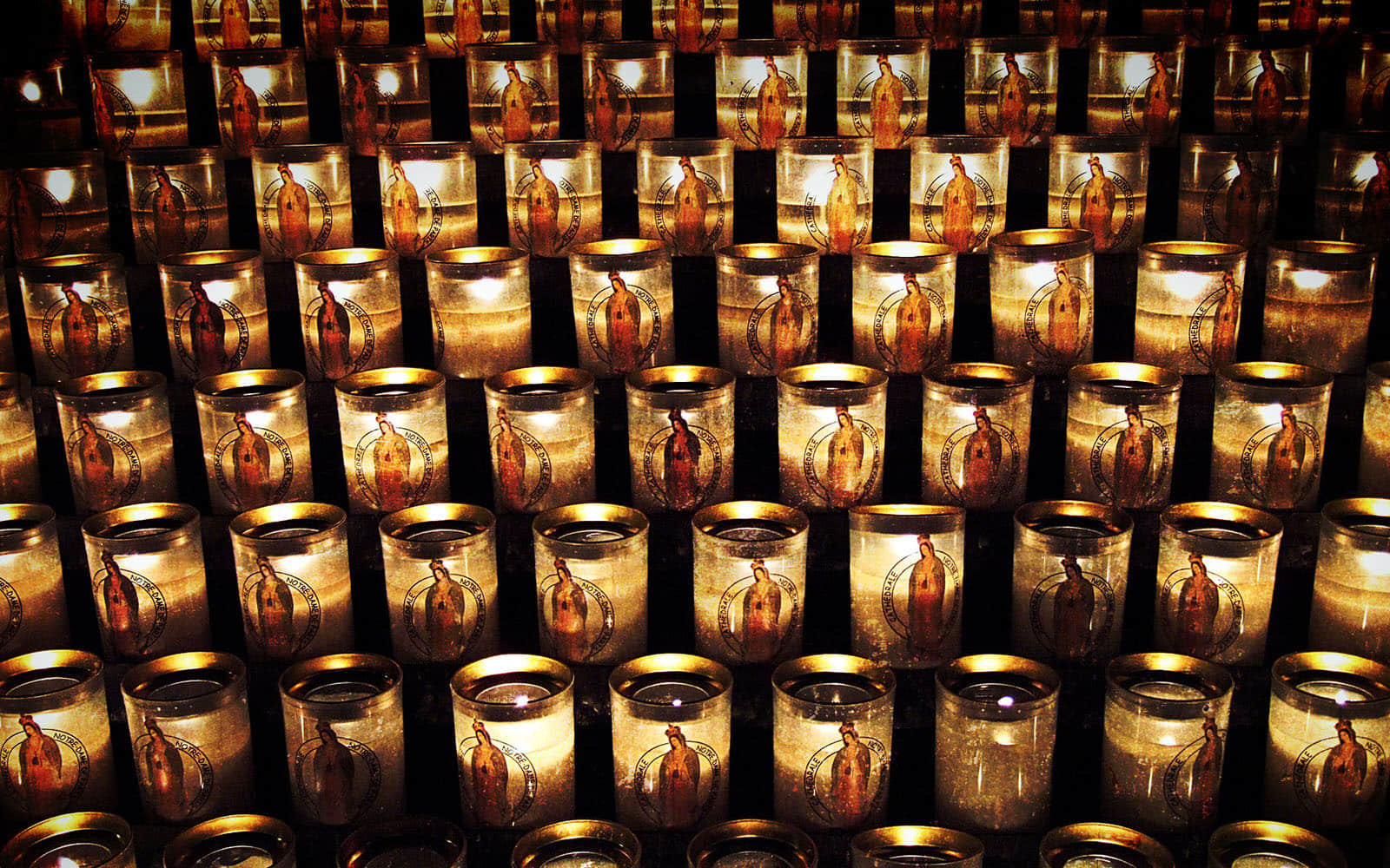 巴黎圣母院的蜡烛高清壁纸