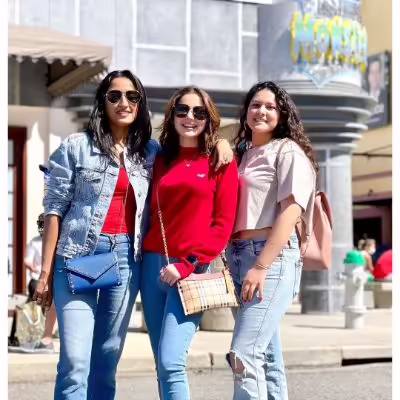 Beautiful Pictures of Hania Aamir with her Friend Maida in USA