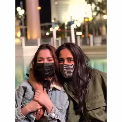 Beautiful Pictures of Hania Aamir with her Friend Maida in USA