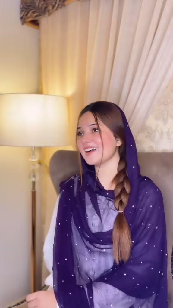 Fans Angry At Rabeeca Khan's Way of Reciting Naat