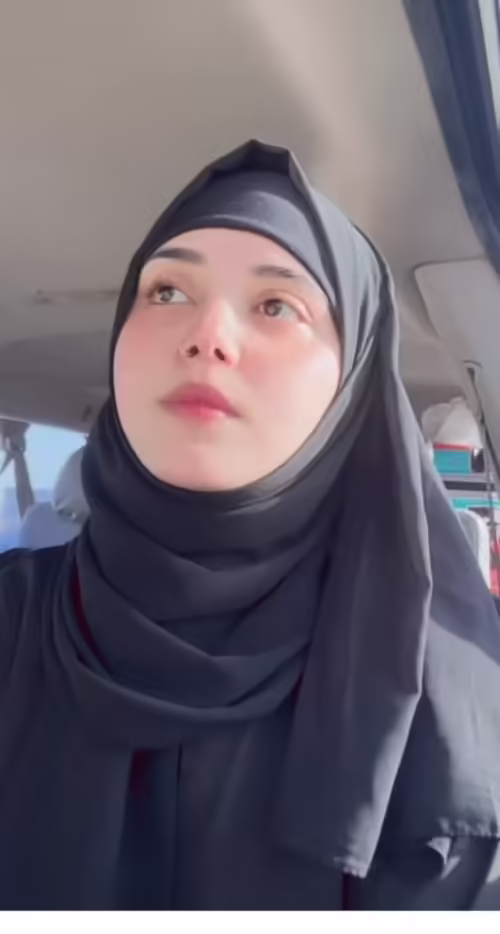 Kanwal Aftab performs Umrah with husband, daughter