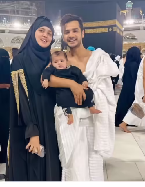 Kanwal Aftab performs Umrah with husband, daughter