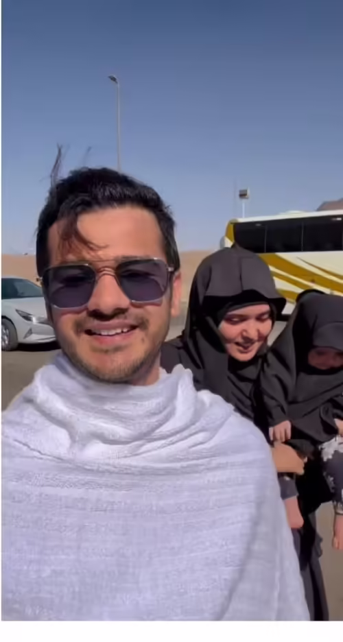 Kanwal Aftab performs Umrah with husband, daughter