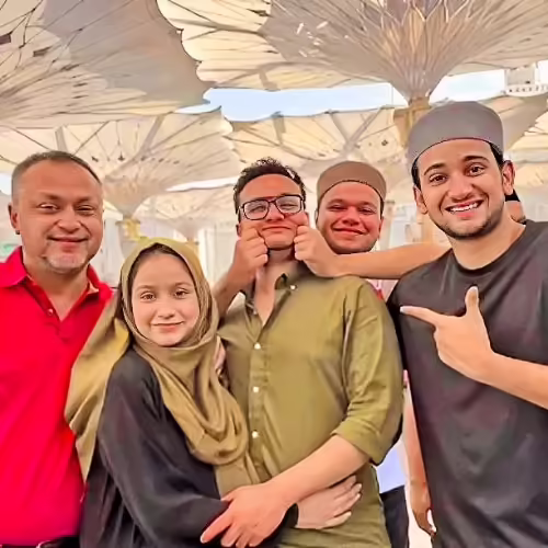 ‘Vlogging in front of Ka’aba,’ Public criticizes Maaz Safder for pictures from Umrah