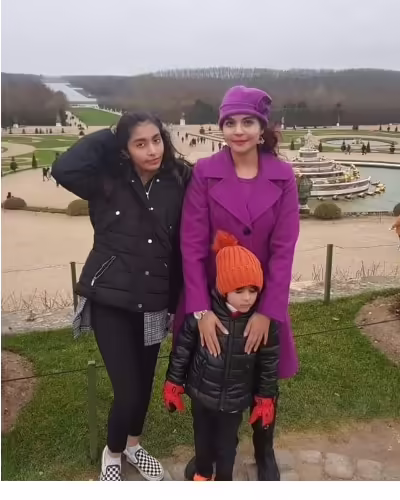 Nida Yasir new pictures with her adorable daughter