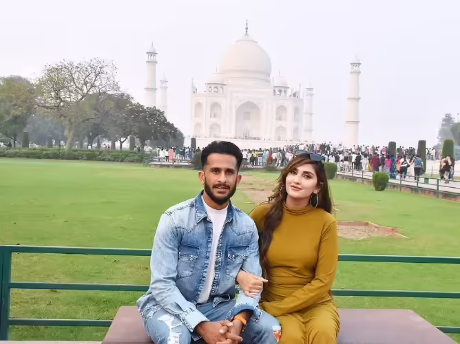Hassan Ali Visits Taj Mahal With Family