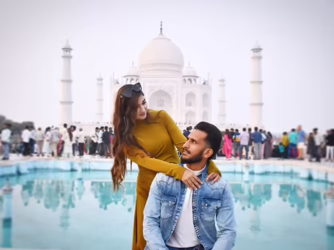 Hassan Ali Visits Taj Mahal With Family