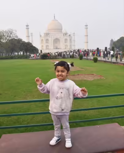 Hassan Ali Visits Taj Mahal With Family