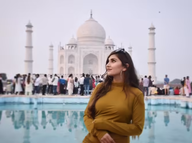 Hassan Ali Visits Taj Mahal With Family