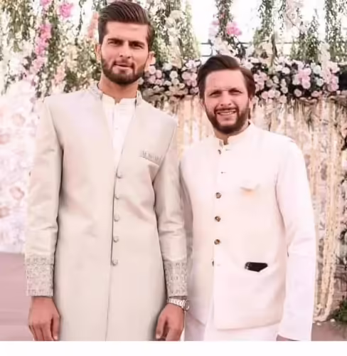 Farsh par so gaey: Shahid Afridi attends Karachi Tableeghi Ijtima