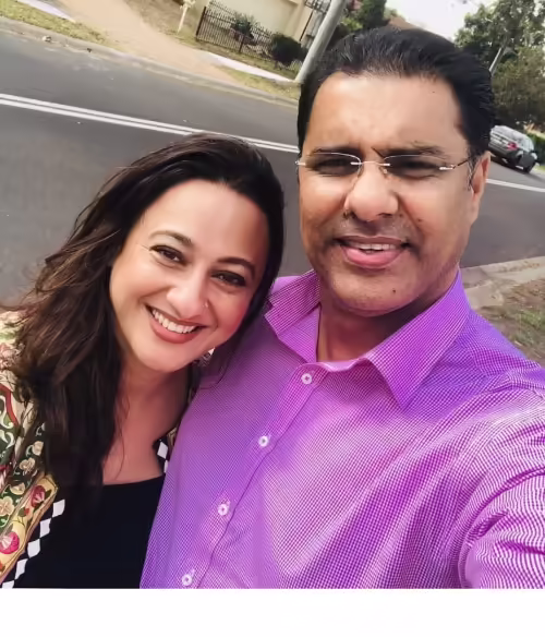 Waqar Younis's latest pictures with his wife and kids
