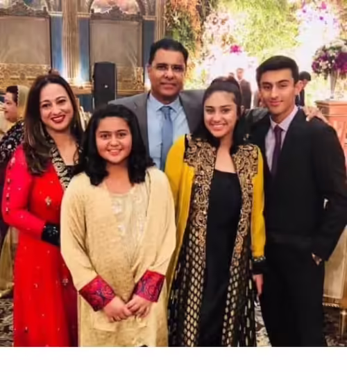 Waqar Younis's latest pictures with his wife and kids