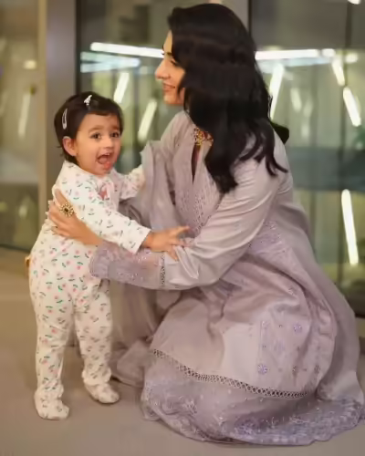 Sarah Khan Shares Adorable Pictures of her Daughter Alyana Falak