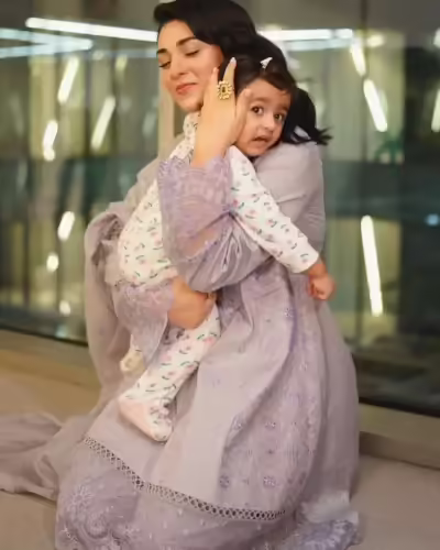 Sarah Khan Shares Adorable Pictures of her Daughter Alyana Falak