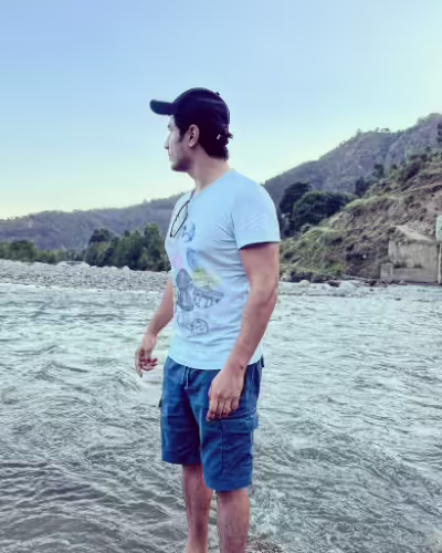 Ali Zafar Treats Fans With Beautiful Family Pictures