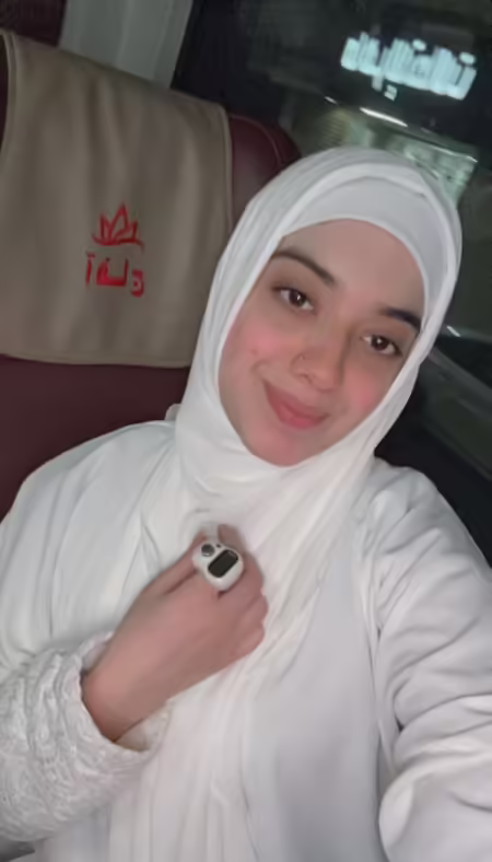Arisha Razi Umrah Pictures With Husband