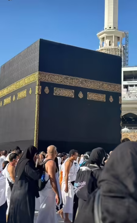 Arisha Razi Umrah Pictures With Husband