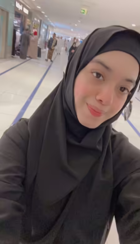 Arisha Razi Umrah Pictures With Husband