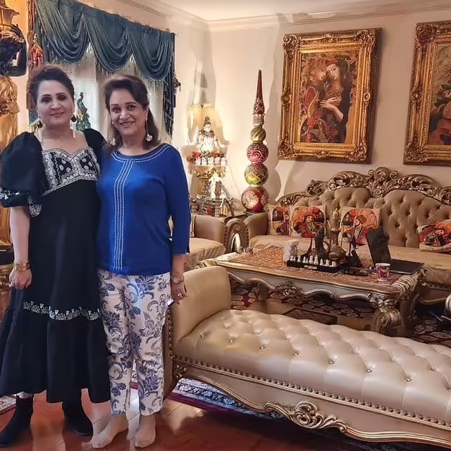 Bushra Ansari's Younger Sister, Asma Abbas, Faces Criticism for Her Dressing Choice