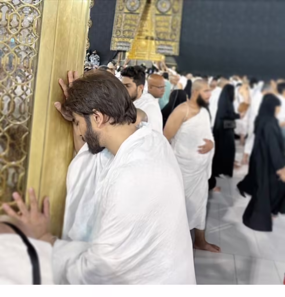 Imran Abbas Performs Umrah In Mecca; Pics Go Viral