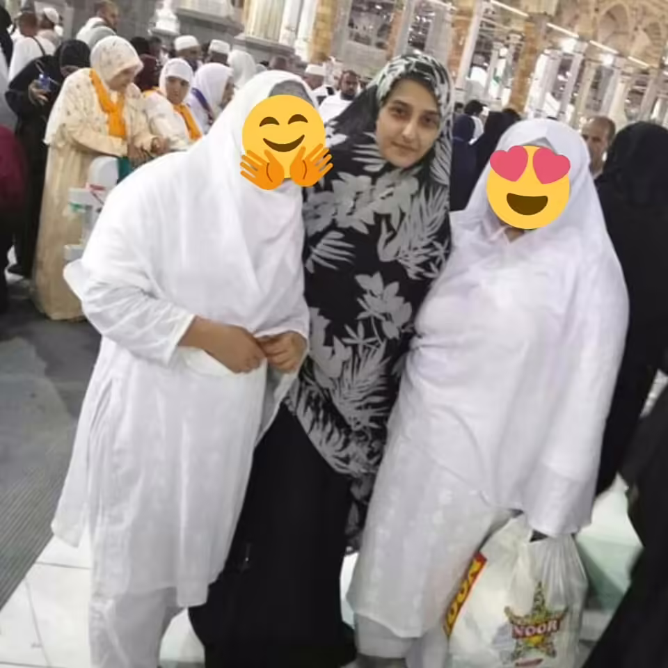 Beautiful Pictures of Actor Javed Sheikh with his Family from Umrah