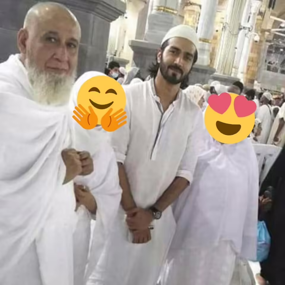 Beautiful Pictures of Actor Javed Sheikh with his Family from Umrah