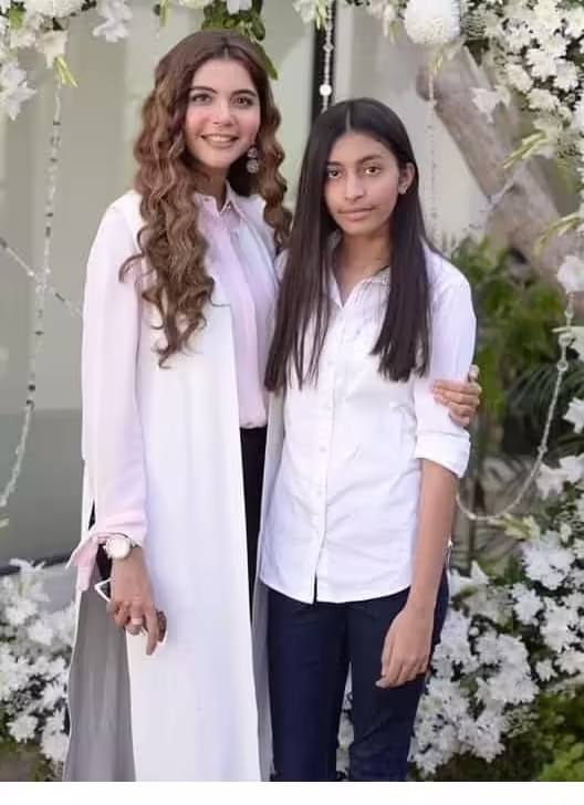 Beautiful Pictures of Nida Yasir With Her Bhabhi Sumbul Talha