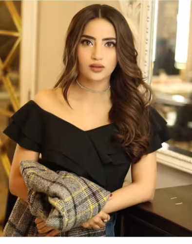 Saboor Aly's beautiful pictures with her 'SASU MAA'