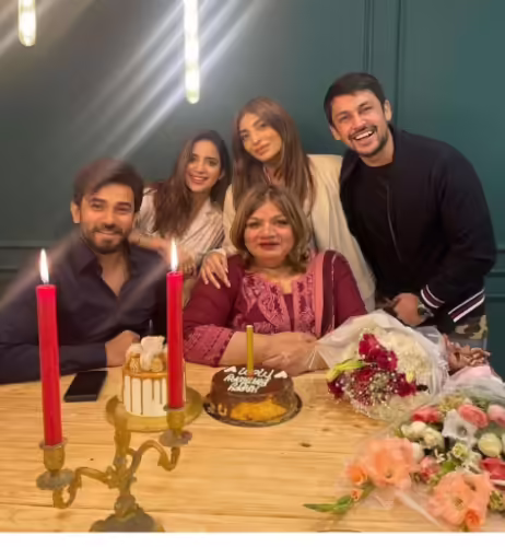Saboor Aly's beautiful pictures with her 'SASU MAA'