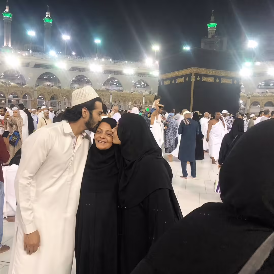 Beautiful Pictures of Actor Javed Sheikh with his Family from Umrah