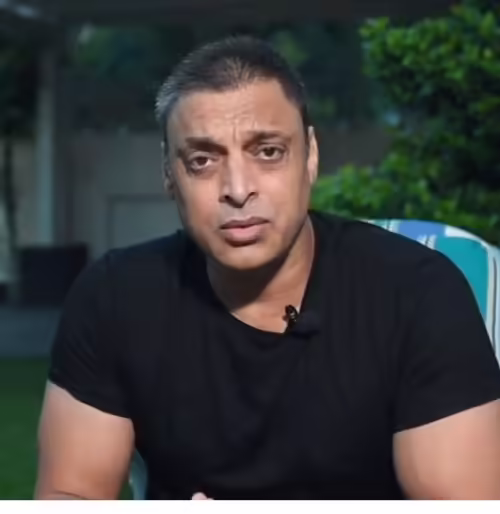 Shoaib Akhtar's Beautiful Pictures with His Daughter and Wife