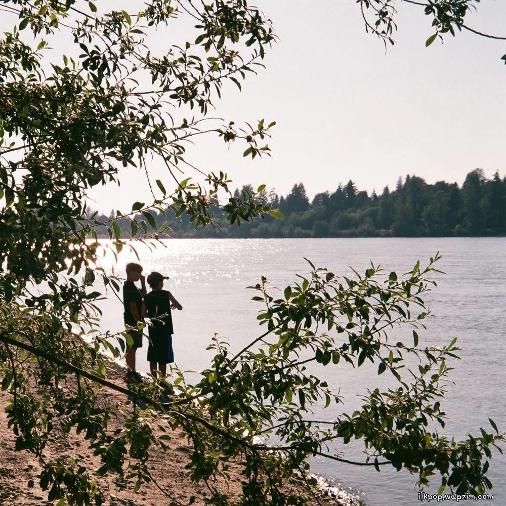 Muhwa - 해가 뜨겁다면 노을을 노을이 슬프다면 달을 선물할게 (When the Sun Is Hot, I’ll Give You the Sunset; When the Sunset Is Sad, I’ll Give You the Moon)