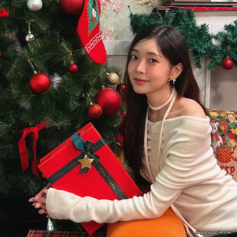 dahee - 하얀 눈이 내려와 (Snow falling in your eyes).mp3