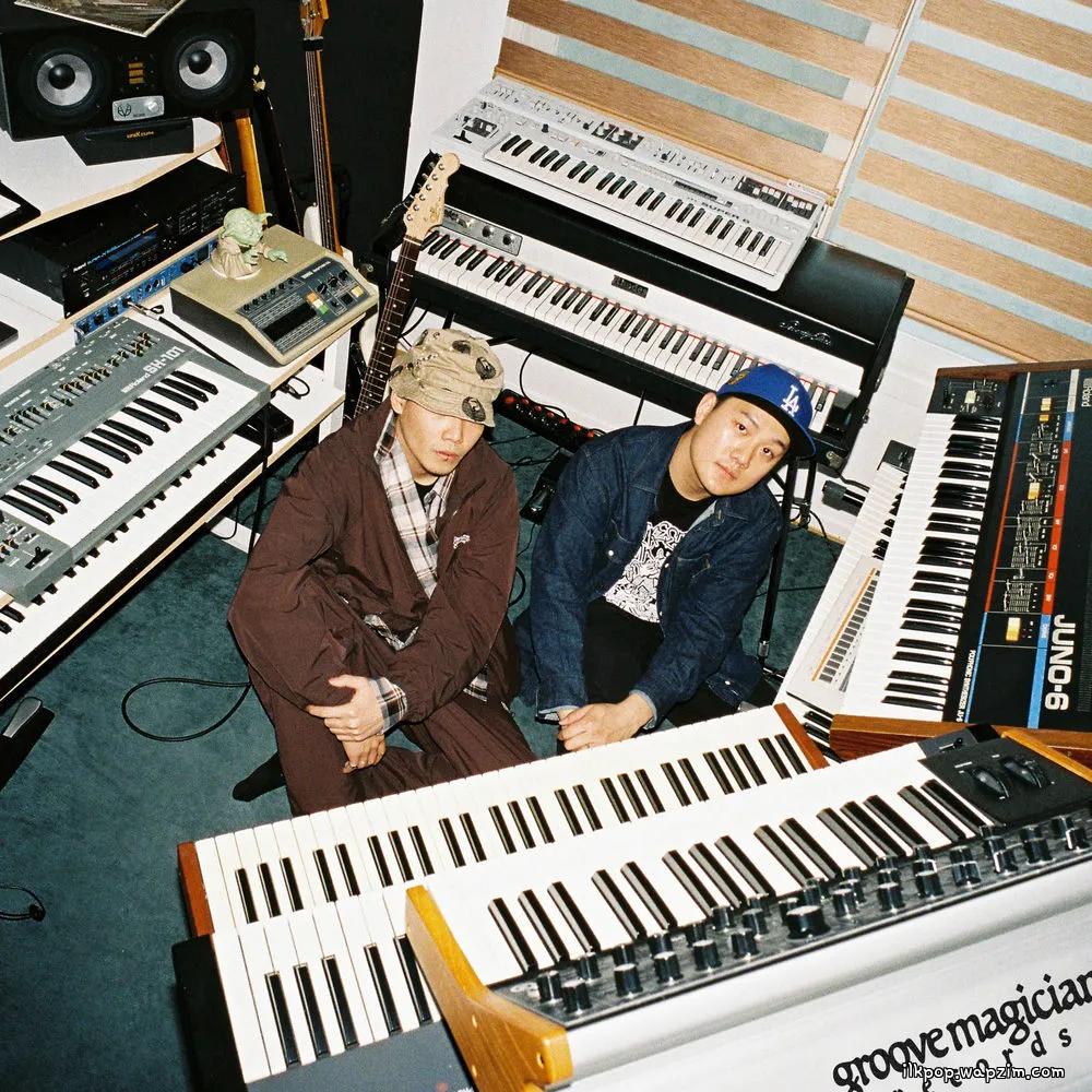 Hookuo & ISAAC - She Knows Magic.mp3