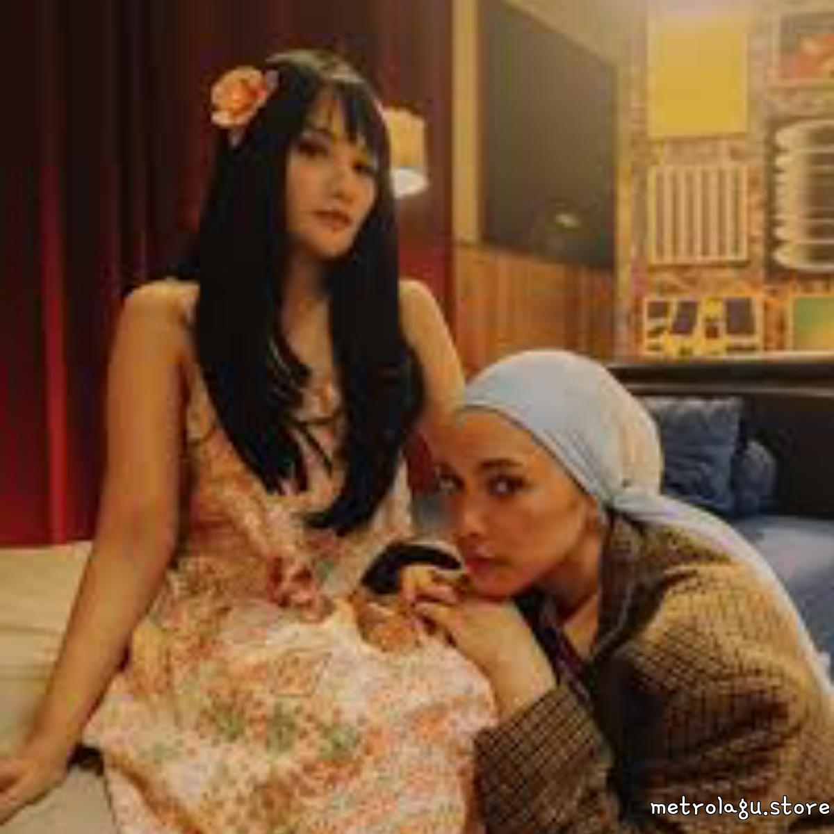 Mitty Zasia and Fanny Soegi - Untuk Perempuanku Di Cermin