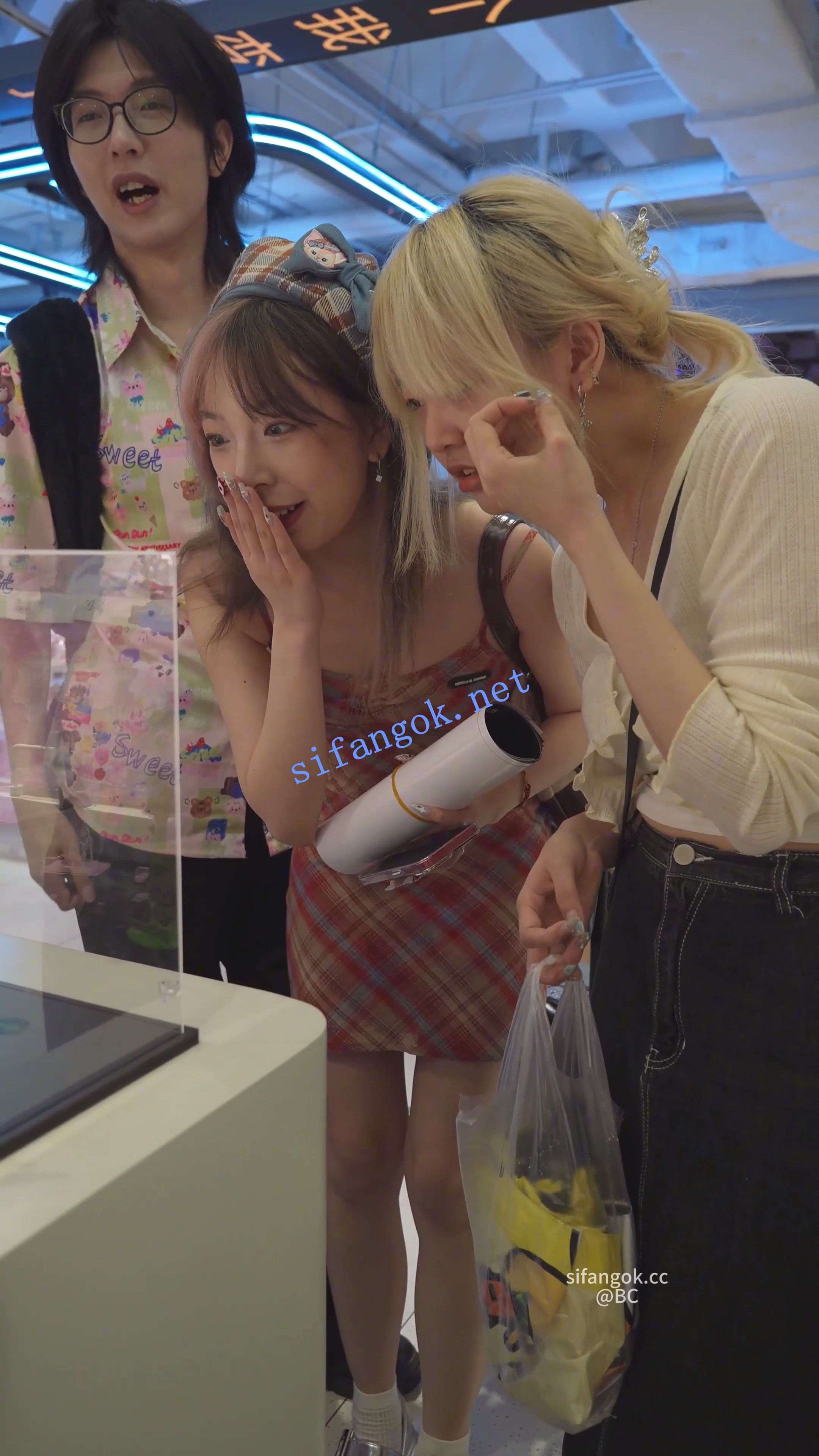 [某房同步](BC-SSS-103)吊带格裙美女逛商场..蕾丝内脸底同框正面黑森林