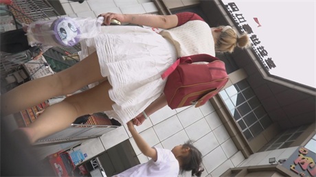 ❣️推荐❣️抄底大神【空城原创】假装问路，疯狂刺探宝妈的裙底，蓝色小内裤应该味很骚1V